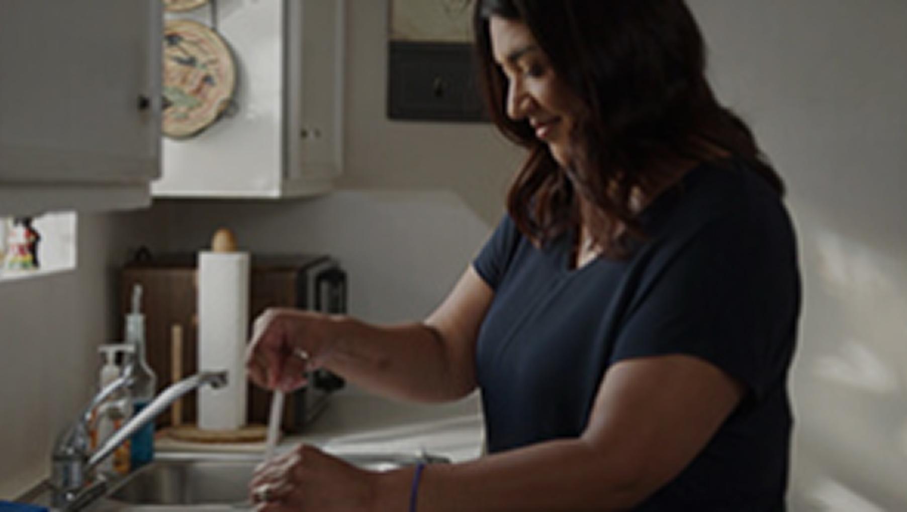 EPIDIOLEX® (cannabidiol) syringe and plunger cleaning up; Spanish video