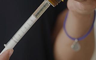 Instructions for taking EPIDIOLEX® (cannabidiol) or giving it to a loved one; Spanish video